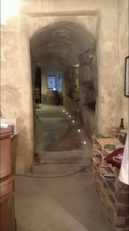 Le couloir du caveau du domaine la Boutinière